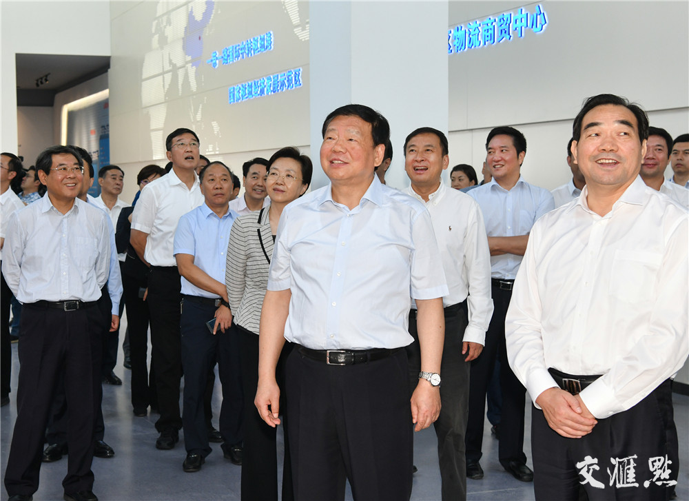 在徐州淮海国际陆港展示区，娄勤俭详细询问了陆港规划建设进展情况。